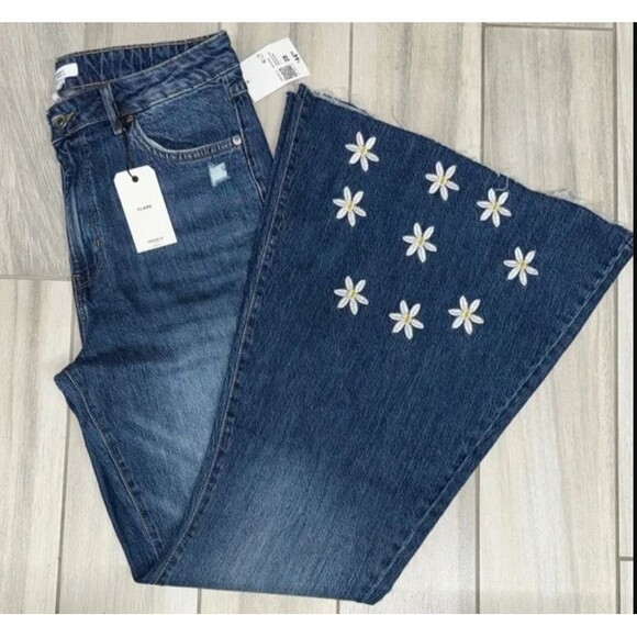 Forever 21 Flare, Bell Bottom Junior Blue Jeans with Daisy Embroidery, Size 26 - Picture 9 of 9